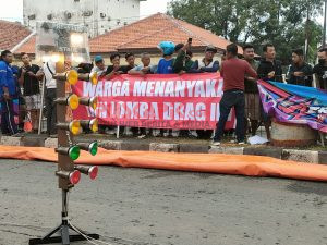 Kecewa Drag Bike Tetap Digelar, Warga di Jalingkut Tegal Nekat Pasang Baner Pertanyakan Izin Lomba