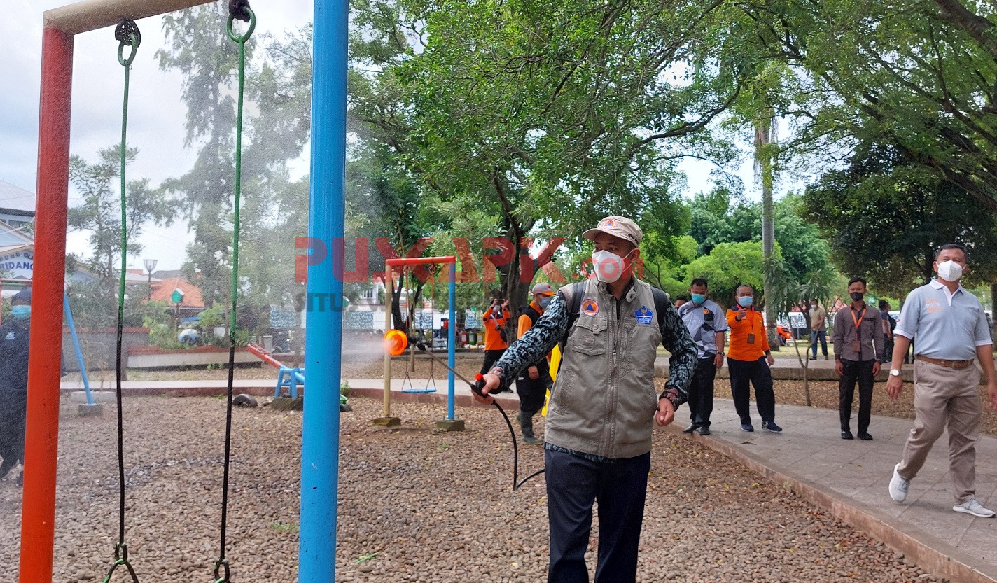 PPKM Level 3, Bupati Pemalang Keliling Alun-alun Semprot Disinfektan