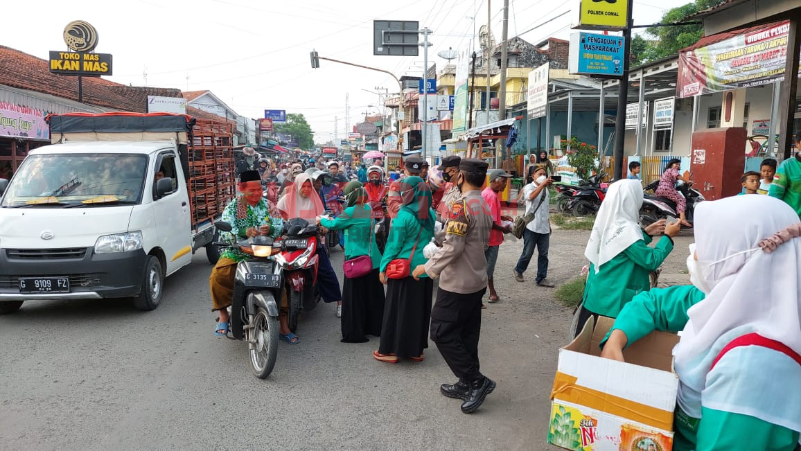 Kapolsek Comal Bagi-bagi Takjil Bareng Fatayat NU