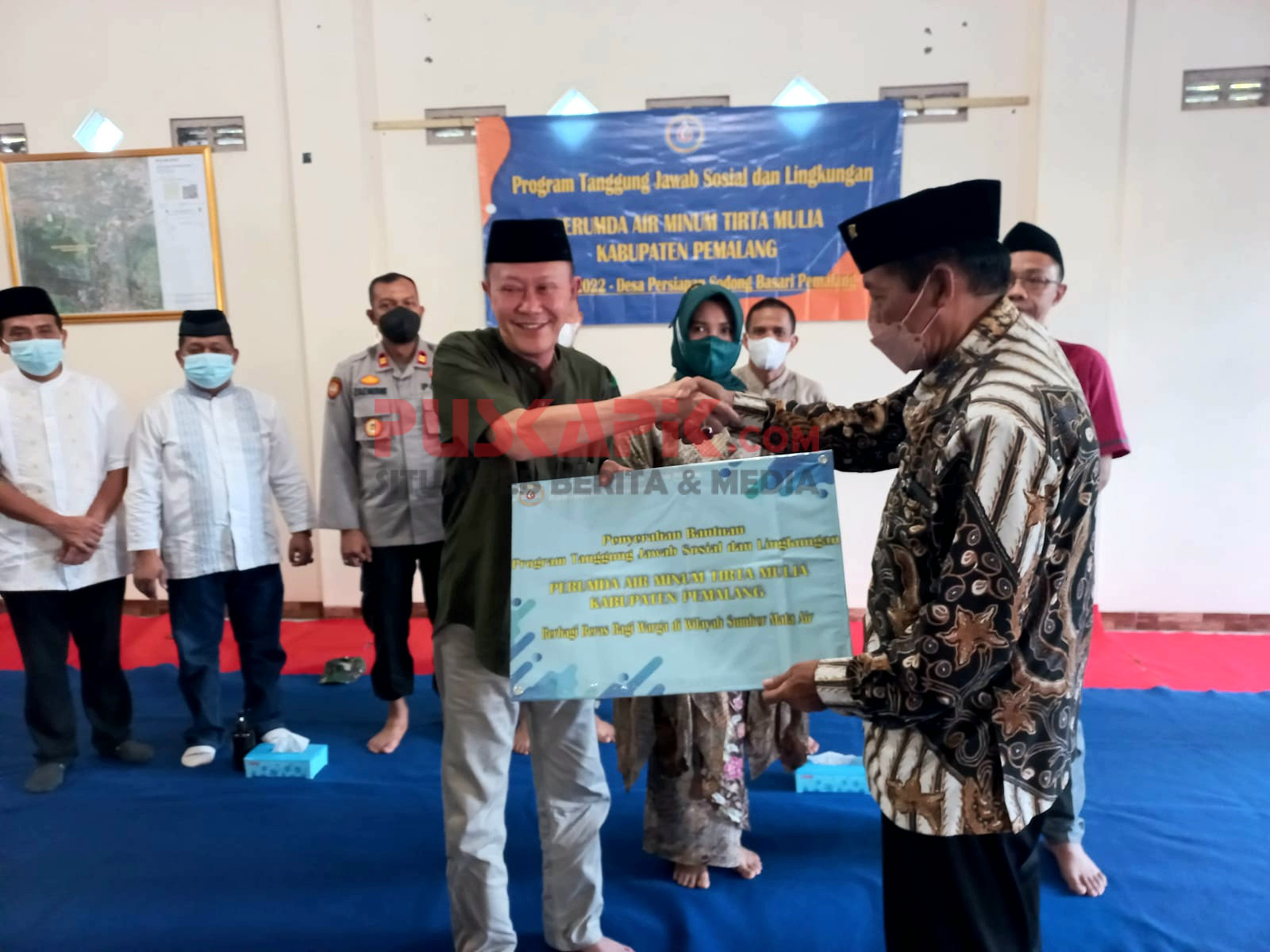 Perumda Tirta Mulia Pemalang Bagi Bingkisan Lebaran Untuk Warga Sumber Mata Air