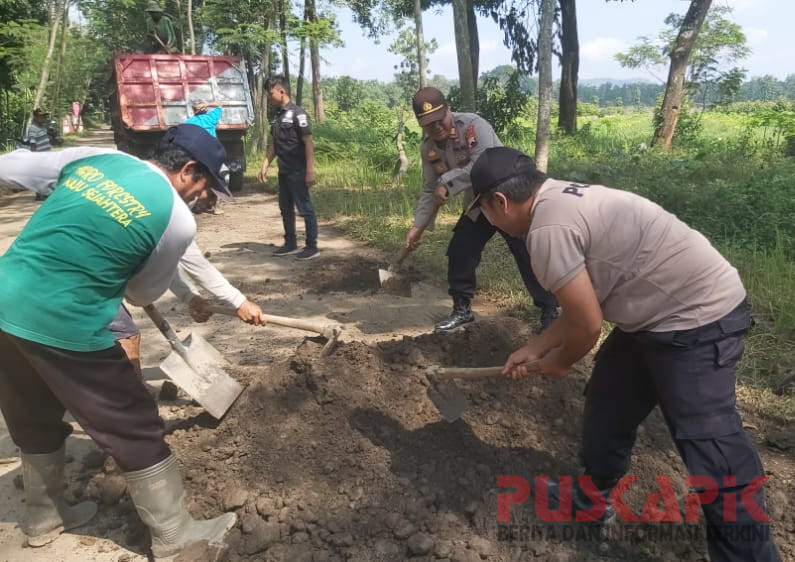 Baksos Bareng Warga, Polisi di Pemalang Tambal Jalan Rusak