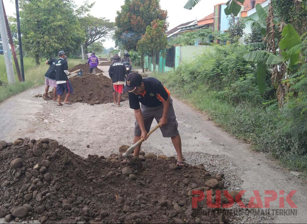 Prihatin Jalan Rusak, Kader PKB di Pemalang Baksos Tambal Jalan