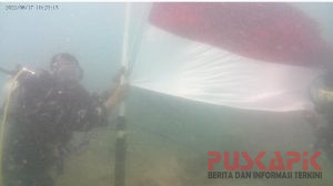 HUT RI ke-77, Lanal Tegal Kibarkan Bendera Merah Putih di Bawah Laut