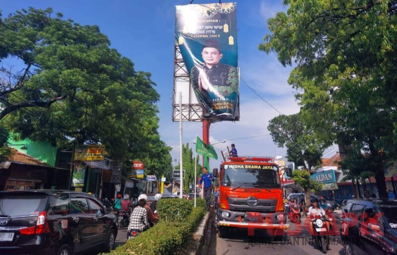 Tak Berizin, Baliho ‘Ndoro Nur’ Dicopot Satpol PP Pemalang