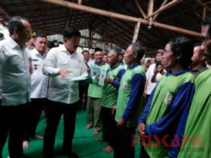 Menteri Hadi Tjahjanto Bagi-bagi Sertifikat Redistribusi Tanah Eks HGU di Pemalang