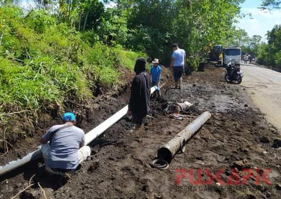 Proyek Pelebaran Jalan Moga-Pulosari Rusak Pipa PDAM, Aliran Air Warga Terganggu