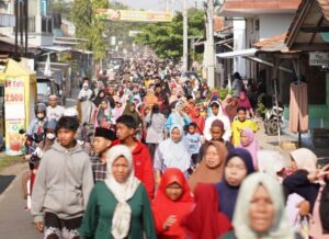 Meriah! ‘Mlaku Bareng Sarungan’ PKB di Pemalang Diikuti Ribuan Warga