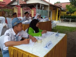 Hibur Warga Nyoblos Pemilu 2024, KPPS di Pemalang Pakai Seragam Sekolah