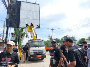 Tegakan Perda KTR, Iklan Rokok di Jalan Protokol Pemalang Dicopoti