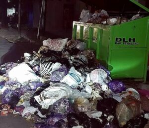 Sampah Numpuk di Jalanan Pemalang Gara-gara Truck DLH Disabotase Oknum Pejabat