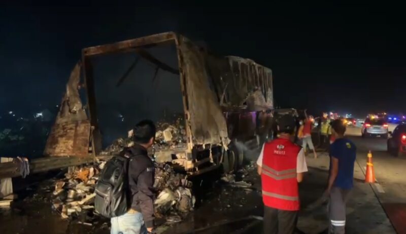 Truk Box Bawa Paket Terbakar di Tol Pejagan – Pemalang