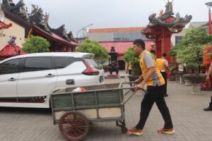 Sejumlah Tempat Ibadah Jadi Sasaran Bersih-Bersih,  HUT Ke-78 Bhayangkara Polres Tegal Kota