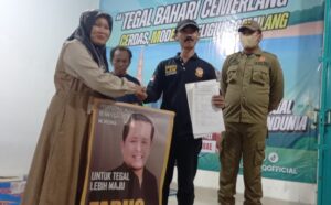 Satpol PP Tertibkan Banner Cawalkot Tak Kantong Izin