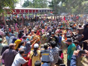 Lihat, Begini Ramainya Berebut Gunungan Sedekah Bumi di Surajaya Pemalang