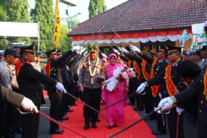 Tradisi Pedang Pora Sambut AKBP Doni Prakoso Widamanto Pejabat Baru Kapolres Pekalongan