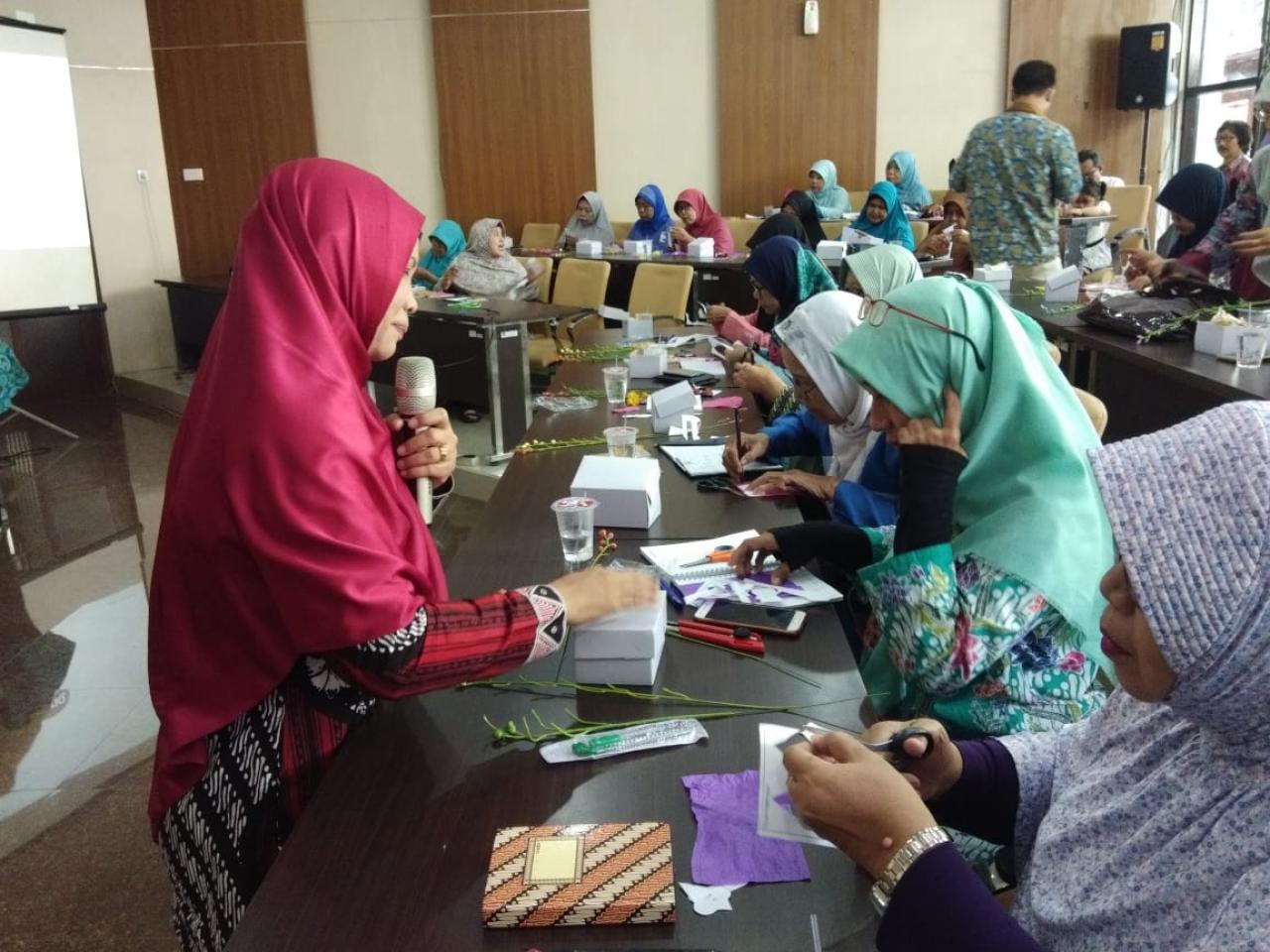 Tingkatkan Kesadaran Pengelolaan Sampah, DLH Gelar Pelatihan Pengolahan Sampah Menjadi Produk Bernilai Ekonomi 