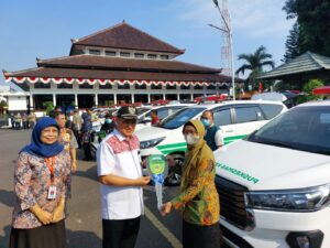 Mansur Hidayat Serahkan Mobil Ambulans Mewah Untuk 8 Puskesmas di Pemalang