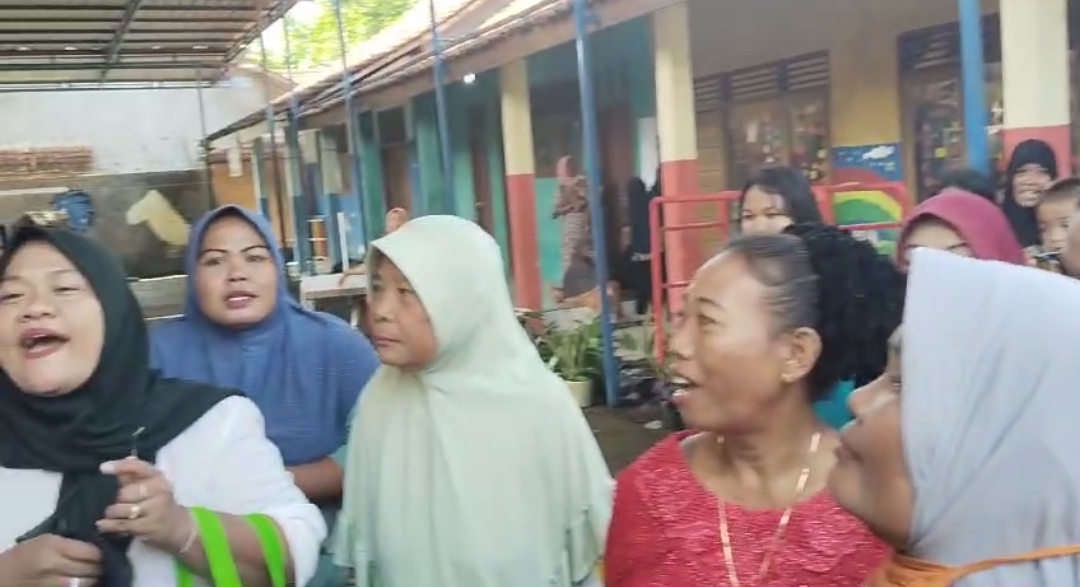 Kepergok Warga Enyak-enyak di Pekarangan, Sekdes di Brebes Didemo Warga Untuk Mundur