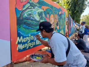 Aksi Seniman Mural di Alun-alun Pemalang Jadi Tontonan Warga