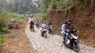 Infrastruktur Pacet-Reban Dibuka, Warga Ujicoba Jalan Baru