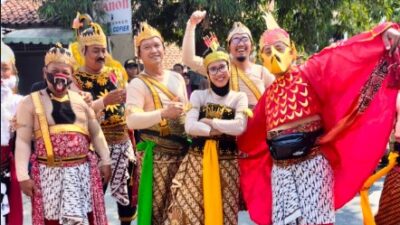 Karnaval Seru: Kepala SMP se-Kabupaten Tegal Tampil Memukau dengan Pakaian Wayang Orang