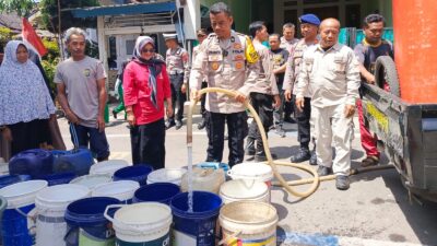 Warga Desa Belik Kekurangan Air Bersih, Polisi Langsung Kirim Bantuan