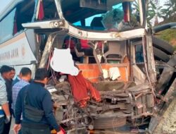 Bus Tabrak Truk Di Jalan Tol Batang 6 Orang Luka luka