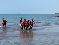 Peringati HUT Ke-79, KRS PMI Batang Simulasi Penyelamatan di Laut