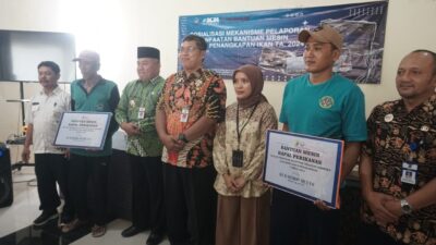 Tingkatkan Produksi Perikanan, Pemkot Pekalongan Serahkan 20 Bantuan Mesin Kapal