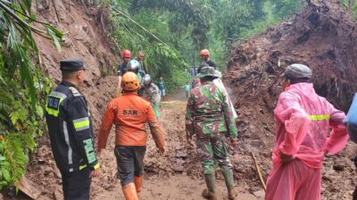 Pohon Tumbang dan Tanah Longsor Menutup Jalan Petungkriyono , Tim Gabungan Kerjabakti Buka Jalan 