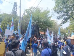 Ratusan Buruh di Brebes Demo Tuntut Upah Layak