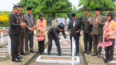 Peringati Hari Pahlawan, Pemkab Pekalongan Gelar Upacara dan Tabur Bunga 