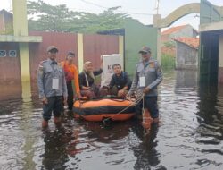 Dramatis! KPPS Terjang Banjir untuk Bawa Logistik Pilkada di Pekalongan