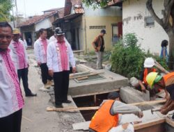 Pemkot Lakukan Penataan Drainase di Kampung Batik Pesindon