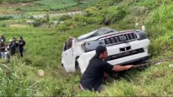 Hendak Wisata ke Dieng , Mobil Fortuner Masuk Jurang Gerlang Batang