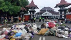 Geram! Ulang Tahun Bupati Pemalang, Warga Hadiahkan 2 Truk Sampah