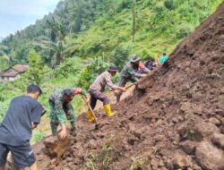 Polsek dan Forkopimcam Lebakbarang Kerja Bakti Evakuasi Longsor serta Berikan Bantuan