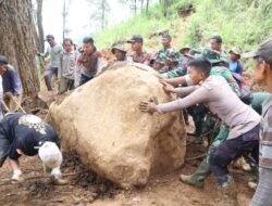 Pasca Operasi SAR Dihentikan, TNI-Polri dan Warga Buka Akses Jalan Melalui Pembersihan Material Longsoran