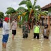 Cek Lokasi yang Terendam Banjir, Kapolsek Sragi Bantu Warganya