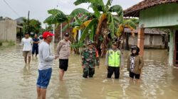 Cek Lokasi yang Terendam Banjir, Kapolsek Sragi Bantu Warganya