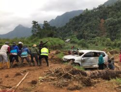 Personil Gabungan TNI-Polri Bantu Evakuasi Mobil Warga Yang Terdampak Longsor di Petungkriyono