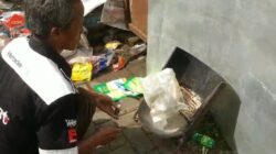 Inovatif! Sukimin, Warga Pekalongan, Ubah Sampah Plastik Jadi Paving Block Bernilai Ekonomi