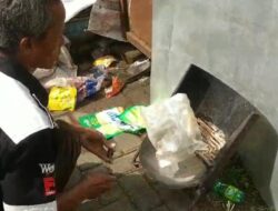 Inovatif! Sukimin, Warga Pekalongan, Ubah Sampah Plastik Jadi Paving Block Bernilai Ekonomi