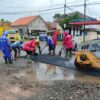 Polisi Pekalongan Bantu Tambal Jalan yang Rusak, Meminimalisir Kecelakaan