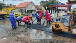 Polisi Pekalongan Bantu Tambal Jalan yang Rusak, Meminimalisir Kecelakaan