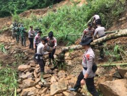 Sinergitas TNI-Polri, Tanggap Penanganan Pasca Bencana Tanah Longsor di Wilayah Petungkriyono