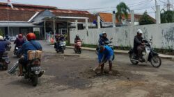 Jalan Alternatif Buatan PT KAI di Stasiun Pemalang Rusak, Celakakan Pengendara