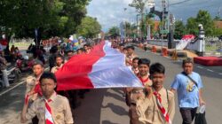 Haul Kiai Surgi, 1.378 Pasukan Kirab Bentangkan Bendera Merah Putih Sepanjang 250 Meter