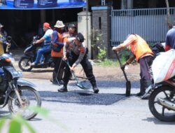 Meminimalisir Kecelakaan Lalu Lintas, Polisi Tambal Jalan Rusak