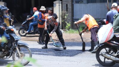 Meminimalisir Kecelakaan Lalu Lintas, Polisi Tambal Jalan Rusak